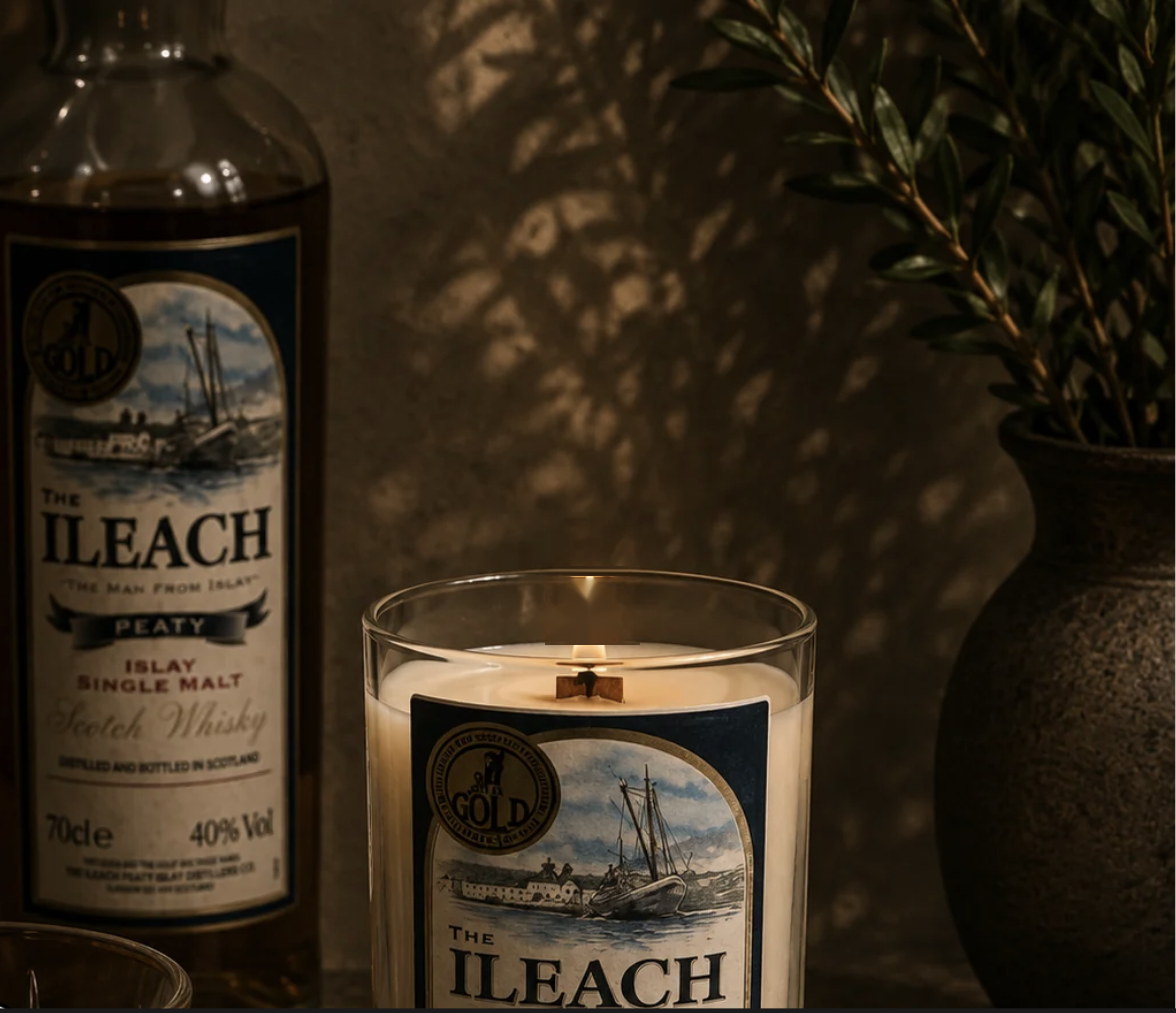 נר ריח בעבודת יד מבקבוק ויסקי The Ileach Peaty - Scotch & Candles
