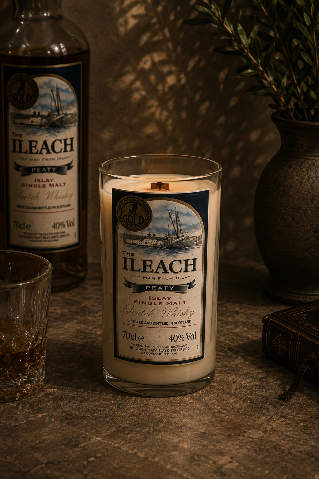 נר ריח בעבודת יד מבקבוק ויסקי The Ileach Peaty - Scotch & Candles